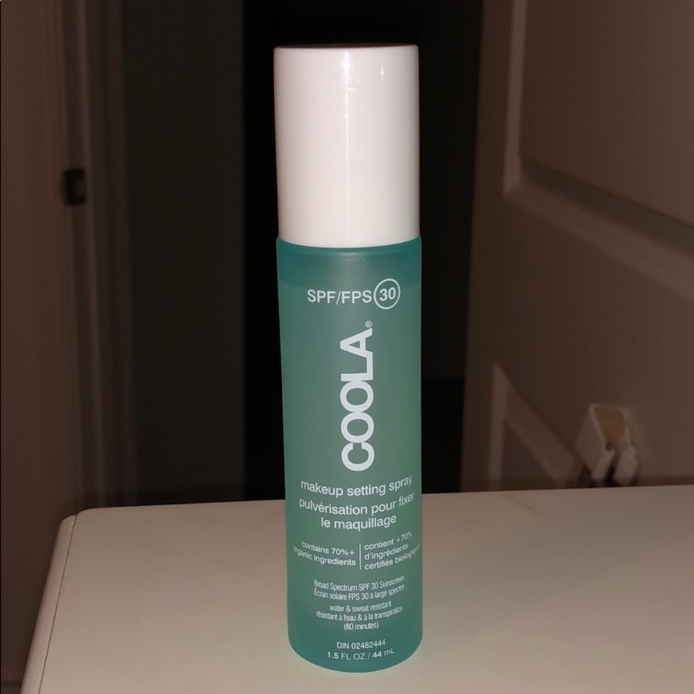 COOLA make up setting spray